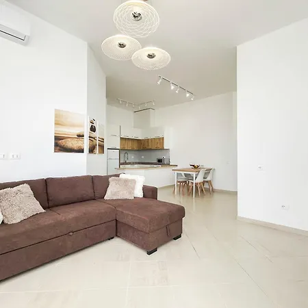 Apartment 2 Bedrooms 1154 *