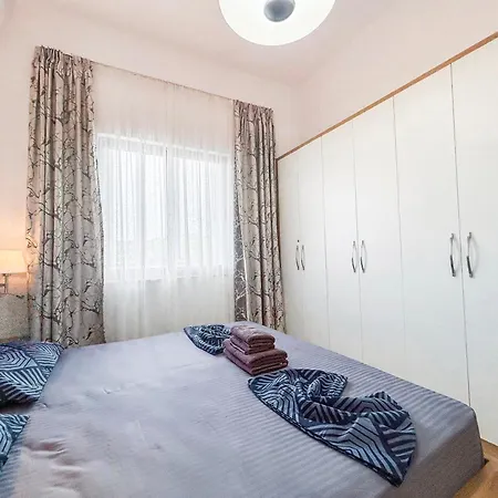 Apartment 2 Bedrooms 1154 *
